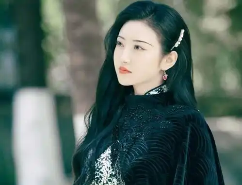 沉香如屑妆照曝出,司藤颜粉败光,景甜的颜还能吹几年
