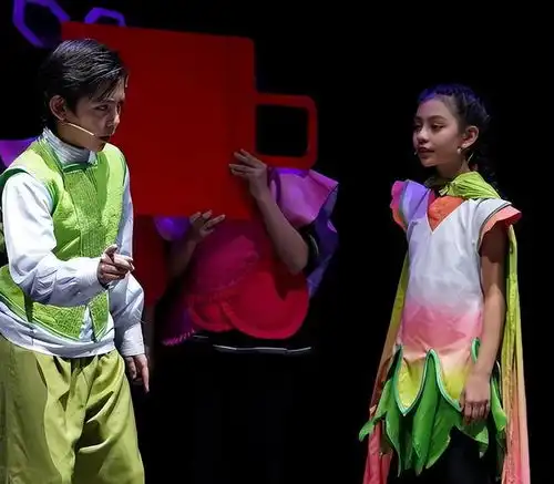 刘烨老婆带儿女出游,诺一暴风抽高和妈妈比肩,霓娜越长越漂亮