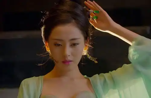 红是有原因的张天爱与多位领导聚餐被拍,主动贴身献拥抱引热议
