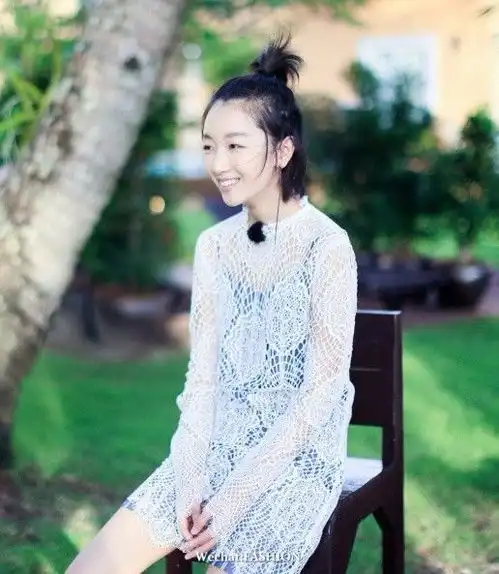 明星周冬雨穿着这么贵的衣服,去当了个吧台小妹