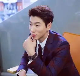 组图张亮谈金钟国下跪称时尚不用膝盖说话
