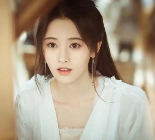 杨幂白娘子来袭,不染俗尘甩鞠婧祎几条街,网友心中的正版