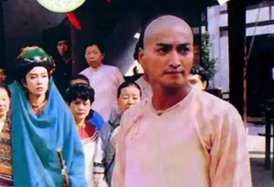 60岁展昭何家劲,转行创业已身价过亿,却至今单身