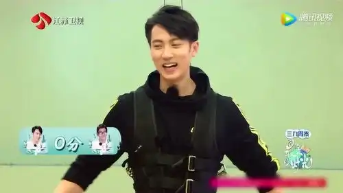 最美的时光,向太霸气夺走吴爸的板子,吴尊愤怒调侃老爸
