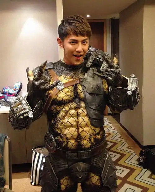 十月唯一好莱坞动作大片铁血战士寻老铁,最强铁粉汪东城实力cos神还原