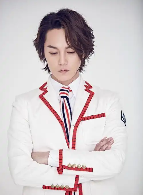 自带bgm的男人,扎马尾骑摩托,尹正真娱乐圈奇人
