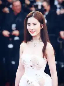 刘亦菲为何总能演绎出名媛望族村姑造型流出以后,网友沉默了
