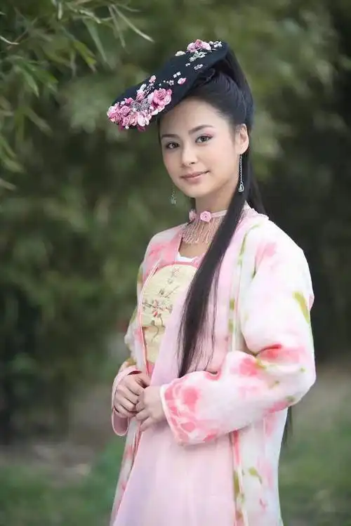 古装造型有多雷人关晓彤头顶缝纫机,而她却在头上种了一棵树