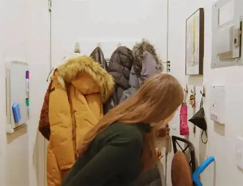 一27岁小姑娘蜗居15㎡逼仄小窝,极致收纳,被子放在橱柜上,绝了