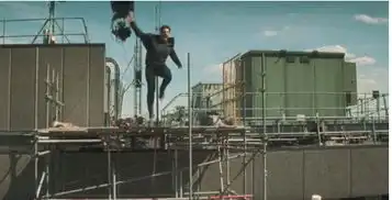 碟中谍6新剧照曝光阿汤哥再次挑战极限,上演高空悬挂