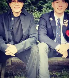 陈坤儿子近照曝光,父子俩酷似兄弟,炯炯有神单眼皮遗传母亲
