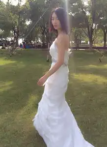 周冬雨露肩白色婚纱照曝光身姿窈窕清纯依旧组图