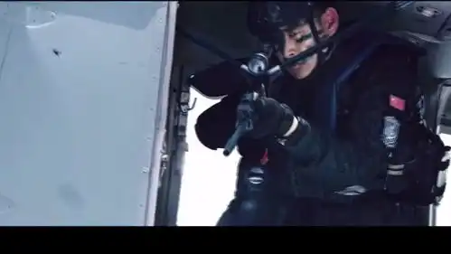 狙击手要求直升机打横,他一枪命中快艇发动机,海盗船在海面停下