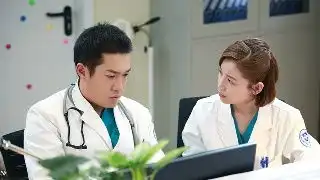 组图西耶娜米勒接女儿放学边走边跳活泼可爱