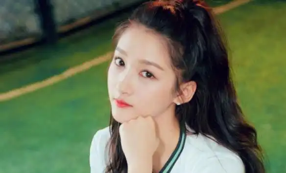 关晓彤吃播弄巧成拙,饺子馅引发争议,网友减肥从来不需要怕肉