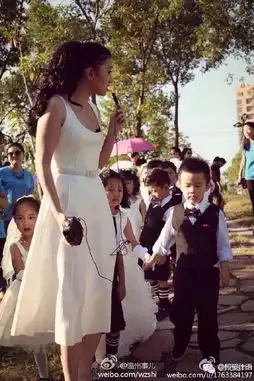 80后妈妈为10来对萌娃拍婚礼照