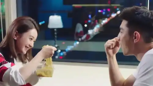 倾城时光花絮金瀚赵丽颖抢面条,眼神宠溺牵手细节满分,太甜