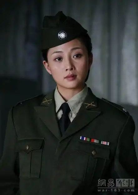 电视剧中的军服美女
