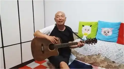 弹唱一曲,邓玉华的经典老歌映山红,电影闪闪的红星插曲
