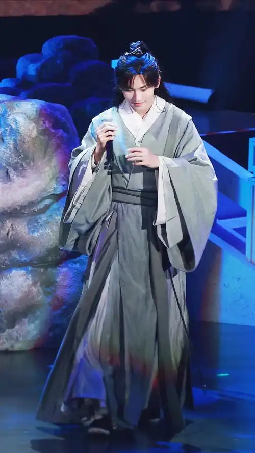 张哲瀚经典造型千山暮雪,只影向谁去
