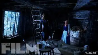 真人版美女与野兽再曝剧照嘟嘴卖萌这是闹哪样
