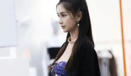baby首次挑战内衣外穿坐车却被给特写,下一秒举动连导演都懵了
