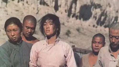 18岁的陈婷为何恋上50岁的张艺谋,还未婚超生3子被罚巨款