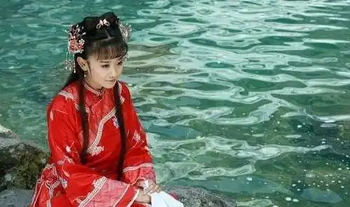 她曾出演新还珠格格惹争议,时隔9年再扮古装,美得让人羡慕
