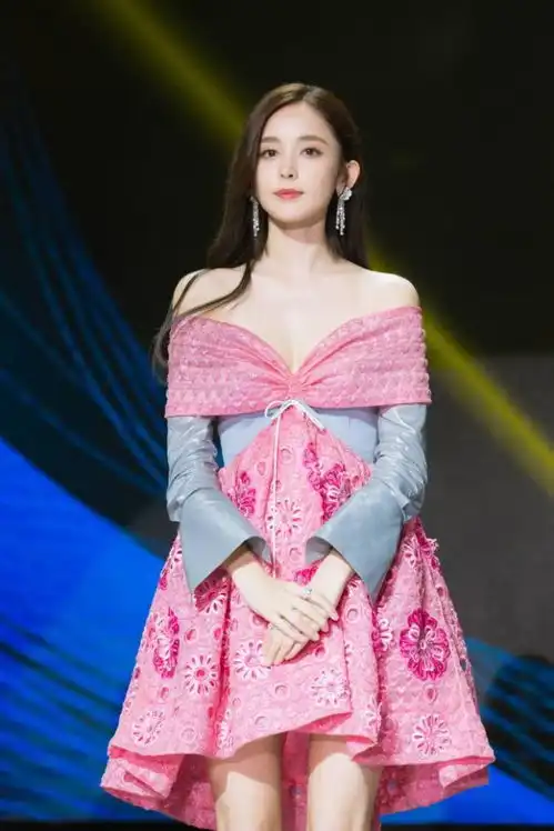 古力娜扎少女时代旧照被翻出,看到当时的模样,看来美白很有必要

