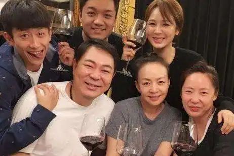 她曾靠关系挤走杨紫,如今杨紫成一线,她却无人问津,聚会也没请