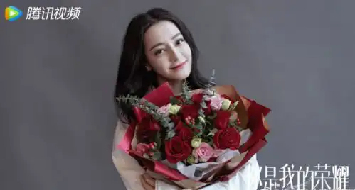 迪丽热巴你是我的荣耀正式杀青手捧鲜花的杀青照新鲜出炉
