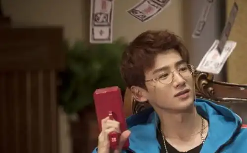 明星大侦探何炅变成何美女看呆白敬亭,不老男神越来越帅气