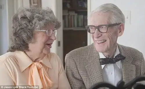 80岁老夫妻扮飞屋环游记庆祝结婚60周年