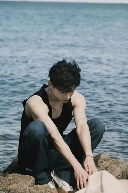 白敬亭海边踏浪照,肌肉线条太给力,又欲又有少年感