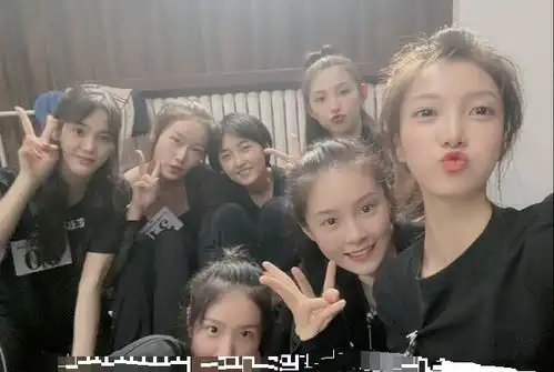 张子枫与大学室友合照被艳压写真照很惊艳,或许这就是骨相美吧
