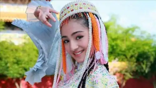 她被父亲强行送给乾隆,屡次刺杀皇帝失败,最终被强宠一生
