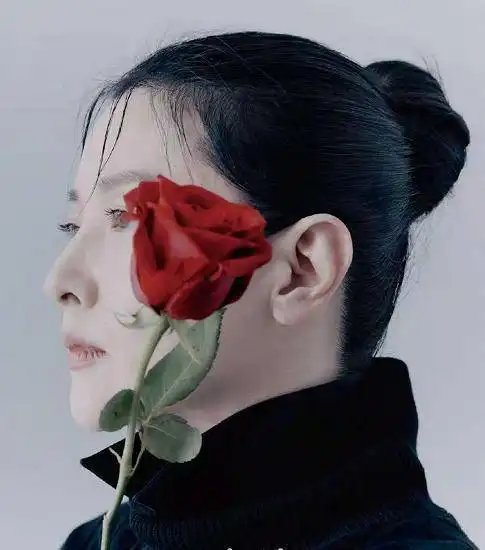 50岁李英爱新大刊曝光怼脸肌肤白到发光,绝美女神范堪比顶流
