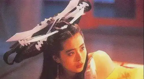 林青霞敲开张叔平的门给了他一张信封里面是她从头露到脚的照片
