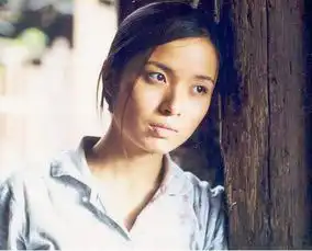 她和赵薇陈坤同学,头婚嫁富商,再婚搞定老干部靳东,成人生赢家