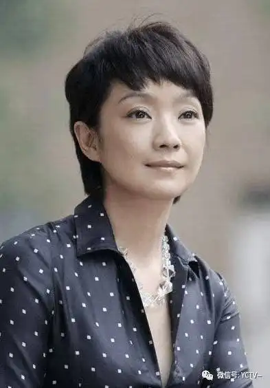 他凭蜗居走红,和妻子都是二婚,如今化身为女儿奴
