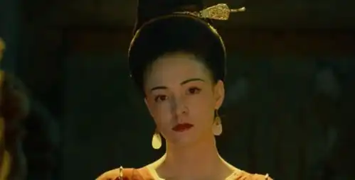 妖猫传李隆基等人欲逼死杨玉环,谁注意到楼梯背景壁画逆天了
