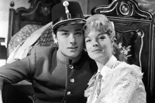 跟茜茜公主谈过恋爱,有过一段婚姻,至今孑然一身,他的一生就是传奇阿兰德龙
