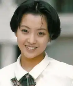 有一种整容式长大叫金喜善女儿,圆脸蛋变小v脸,大长腿惊艳

