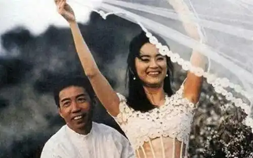 66岁林青霞近况,打扮素雅颜值惊艳,优雅从容老去太美了
