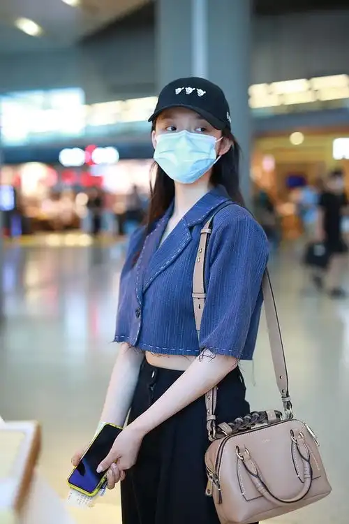 24岁林允摆脱少女感,西装短上衣搭配黑色长裤,帅气十足
