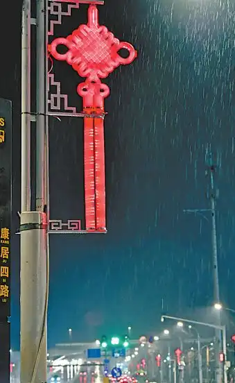 武汉街头年味满满2.3万组大红灯笼中国结同时点亮