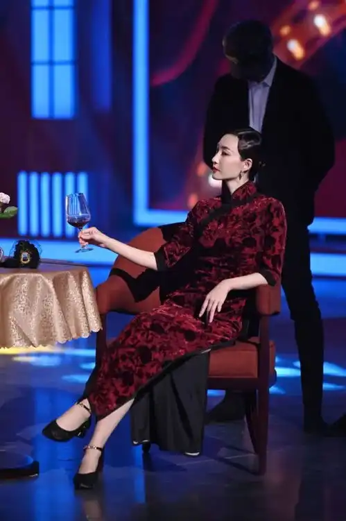 baby关晓彤旗袍造型惊艳华晨宇版无间道大秀演技