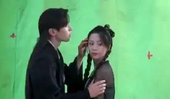 香蜜8张幕后照,邓伦让杨紫闻脚,杨紫看邓伦眼神太暧昧

