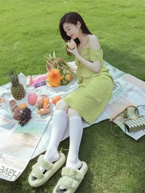 景甜真会打扮,一袭绿色碎花连衣裙清新甜美,比司藤还要惊艳