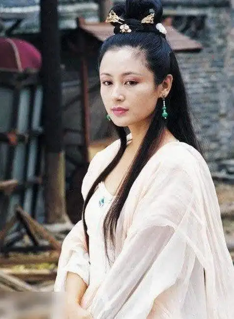 演李莫愁的4大明星,只有图4在演李莫愁,其他3位都在模仿
